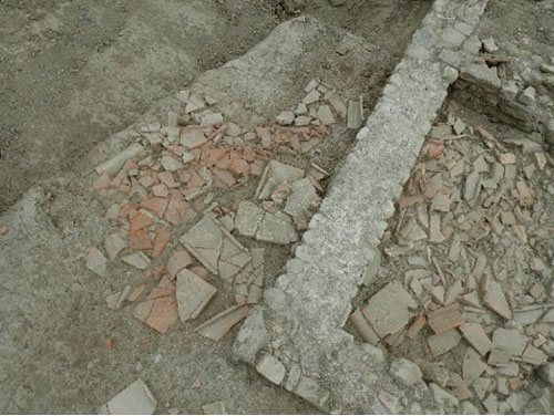 Tegulae et imbrices gallo-romaines composant le niveau  de toiture effondrée (B. Durand, Mosaïques Archéologie)